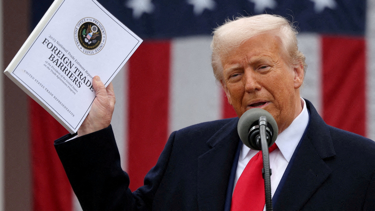 Trump drži dokument o vanjskim barijerima