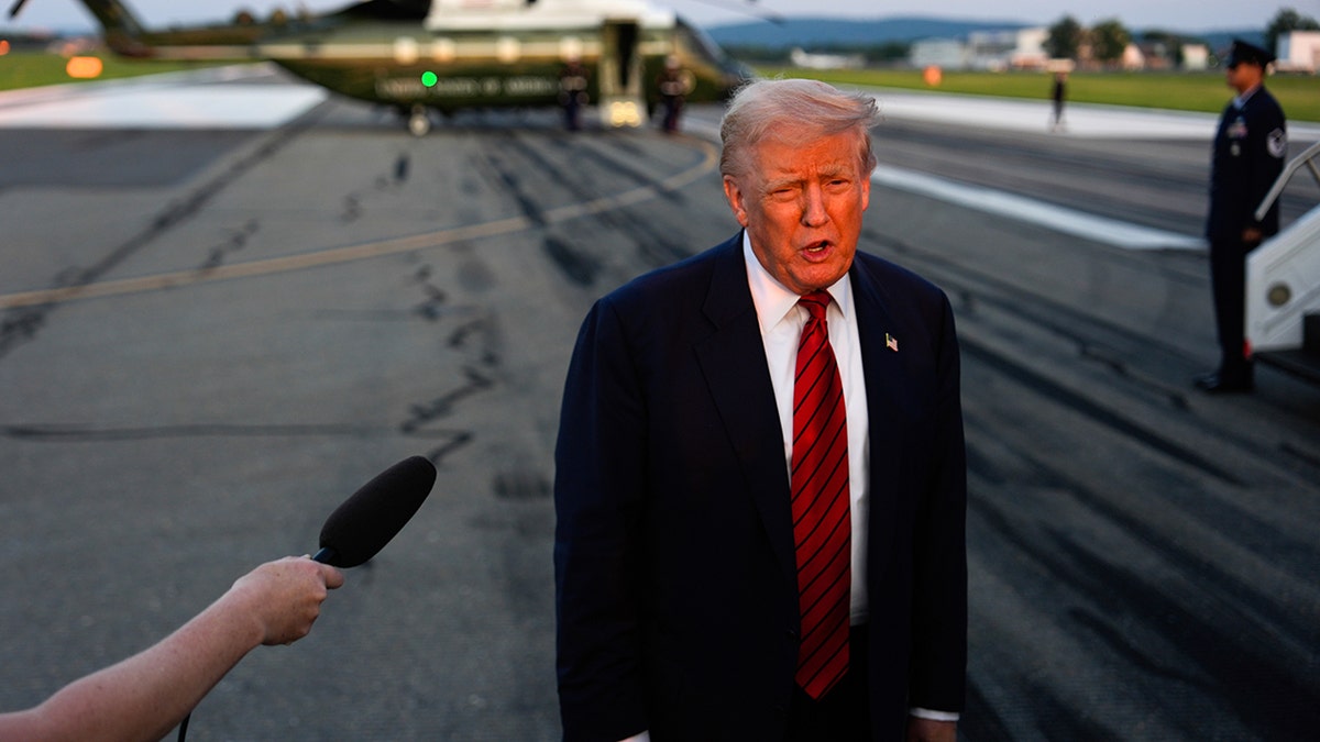 Trump razgovara s novinarima Marine One