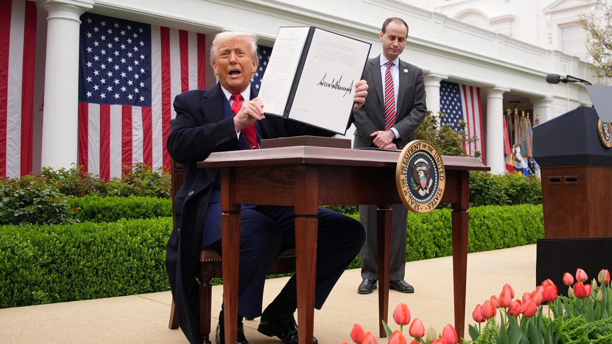 WASHINGTON, DC - 02. travnja: Američki predsjednik Donald Trump prikazuje potpisanu izvršnu naredbu koja nameće tarife na uvezenu robu tijekom a