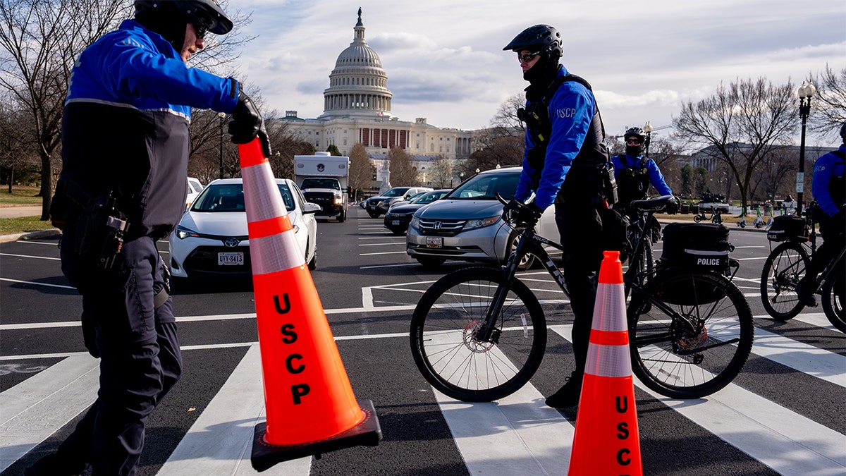  Kupola zgrade američkog Kapitola vidljiva je dok policajci američkog Kapitola ponovno otvaraju ulicu nakon što je vozač uhićen zbog nereza i odveznog na travu u blizini brda Capitol 