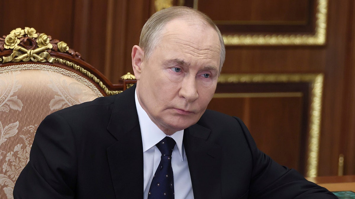 Ruski predsjednik Vladimir Putin sluša tijekom sastanka
