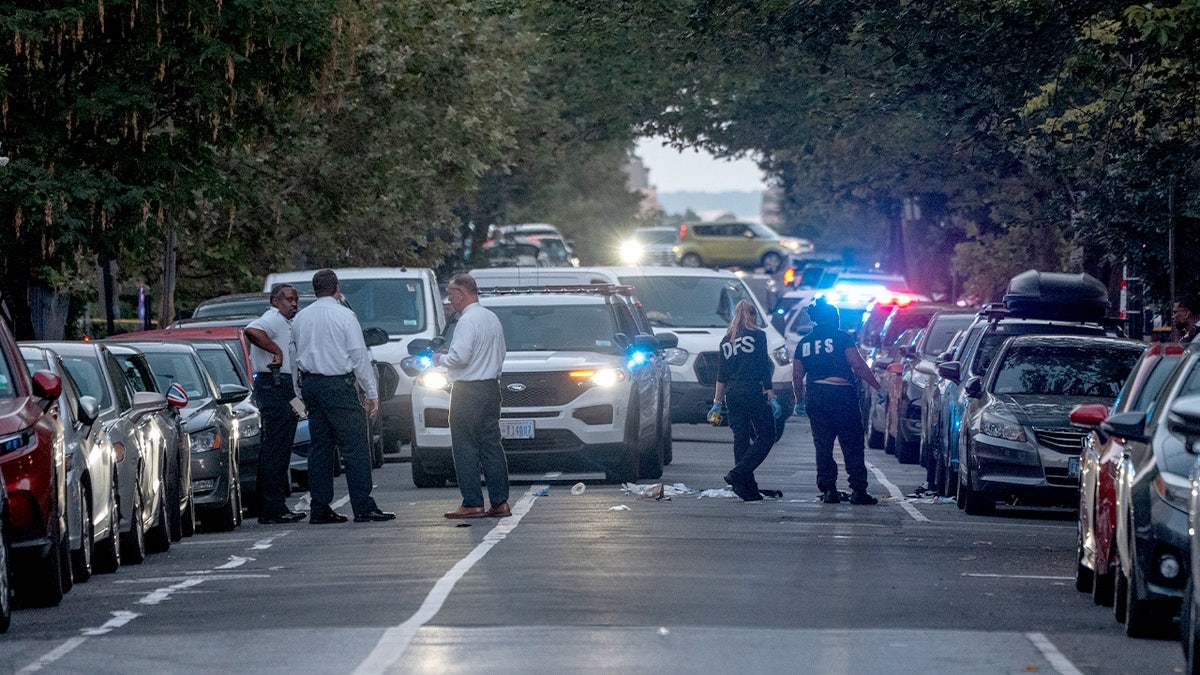 Službenici Policijske uprave Metropolitan istražuju pucnjavu 11. kolovoza 2025. u Washingtonu, DC. Pucnjava dolazi usred saveznog preuzimanja policije DC -a i mobilizacije Nacionalne garde za koju predsjednik Donald Trump kaže da je neophodno za vraćanje naloga u gradu. 