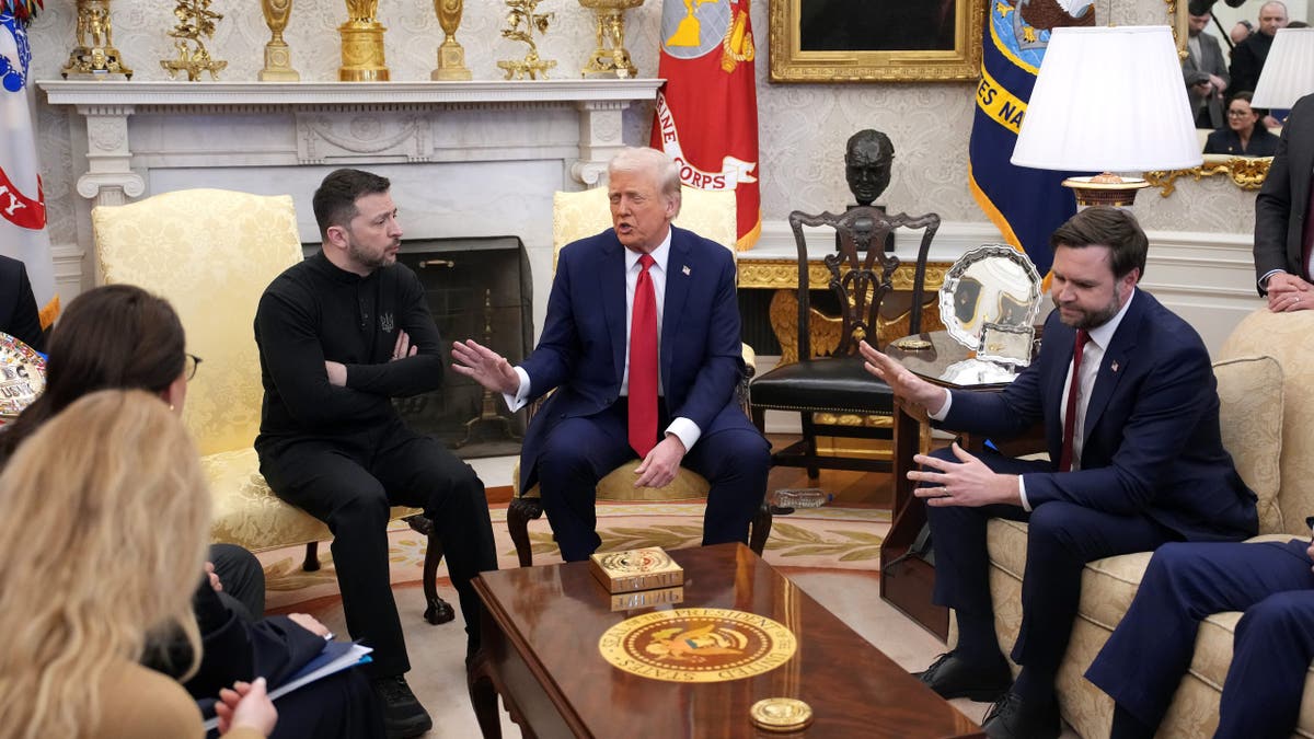 Američki predsjednik Donald Trump (C) i potpredsjednik JD Vance sastaju se s ukrajinskim predsjednikom Volodymyr -om Zelenskim u Ovalnom uredu u Bijeloj kući 28. veljače 2025. u Washingtonu, DC. 