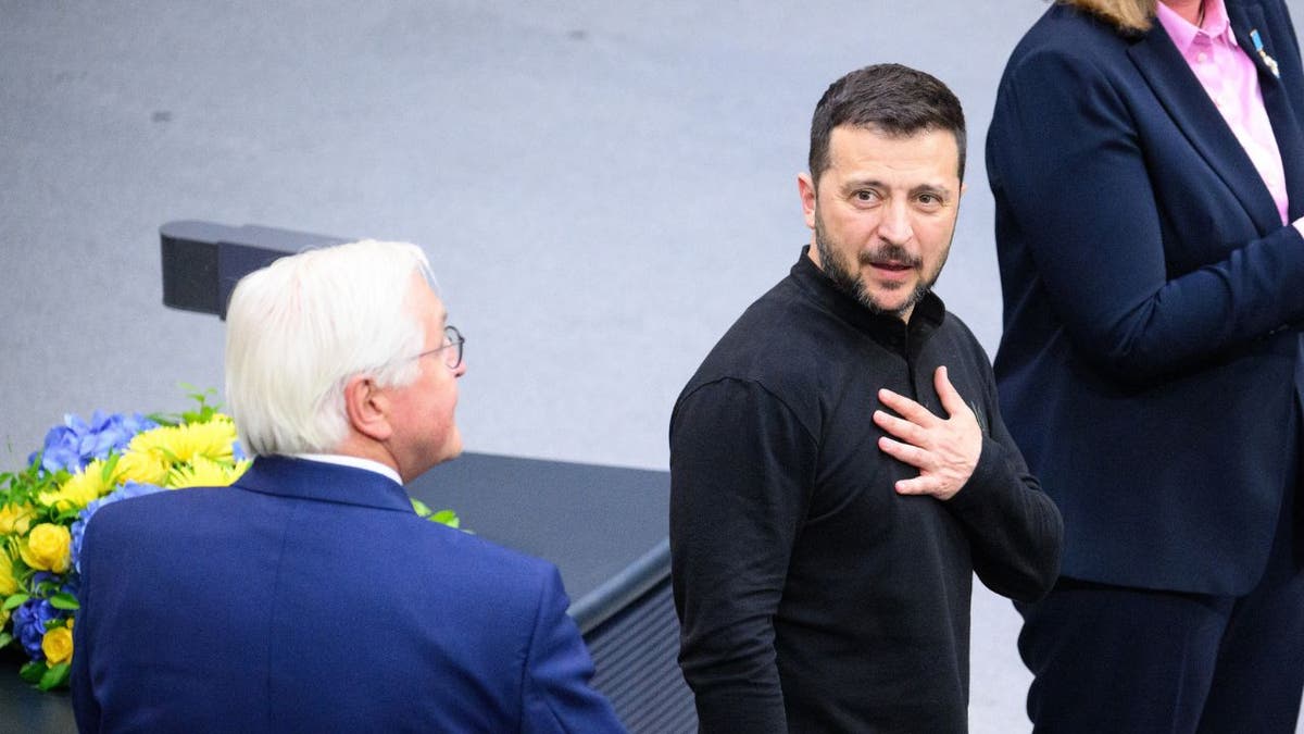 Ukrajinski predsjednik Volodymyr Zelenskyy stavlja ruku na prsa