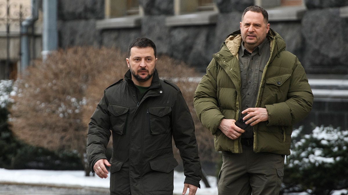 Ukrajinski predsjednik Volodymyr Zelenskyy, lijevo i šef predsjedničkog ureda Andriy Yermak sastaju se s poljskim premijerom Donaldom Tuskom u Kyivu, Ukrajina, 22. siječnja 2024.