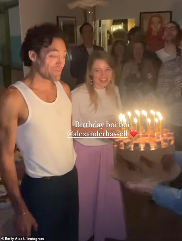 Ranije ovog mjeseca suparnika Emily-a Alex Hassell pokazao je mišiće u bijelom prsluku dok je bio domaćin rođendanskog basha