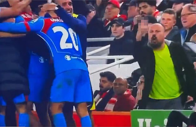 Navijač Liverpoola koji je poslao Simeonea u Meltdown kasnije se identificirao kao Jonny Poulter