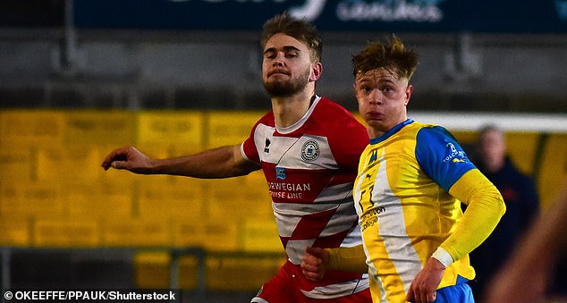 Vigar (lijevo) na slici igrajući za Eastbourneov grad protiv Torquay Uniteda 2024