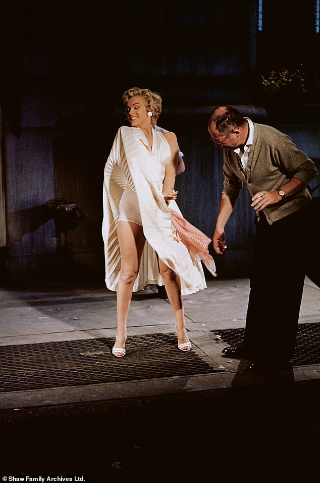 Zbog grubih uvjeta za snimanje lokacije, vanjštine i gužve u New Yorku, redatelj Billy Wilder morao je preoblikovati izbliza prizora koji puše suknju u studiju u Los Angelesu