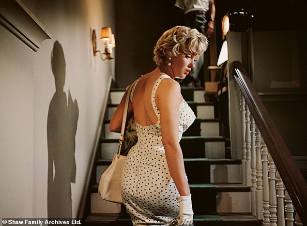 Monroe prikazan 1954. godine u bijelo-plavoj haljini od polka točke, koju je stvorio dizajner kostima William Travilla za sedmogodišnji svrbež