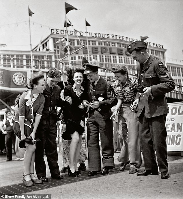 Na slici 1941: Neobjavljeni snimci otoka Coney, New York City, za priču u časopisu Friday. Shaw je kasnije ponovno stvorio fotografiju za sedmogodišnji svrbež
