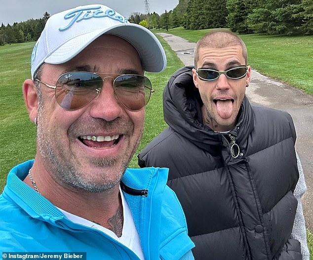 Justinovi dvostruki Coachella se prodali kao šok za oca Jeremyja. Otac, 50, i sin, 31 godina, prikazani su u rodnoj Kanadi prošlog svibnja igrajući golf