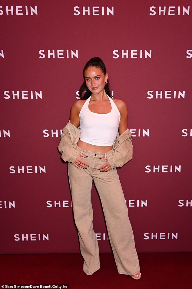 Celebs Go zvijezda izlaska Olivia Hawkins bljesnula je tonirani abs u bijelom vrhunskom vrhu, udružena s bež hlačama i jaknom koordinom