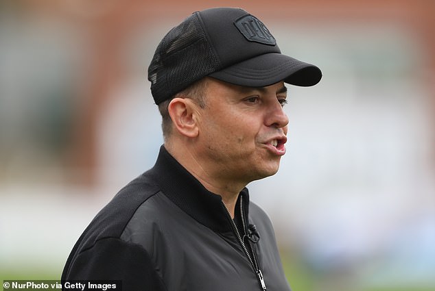 Domaćin nogometnih navijača pozvao je da se učine još kako bi zaštitili igrače uslijed Vigara. Šef Dorking Wanderers Mark White postao je najnoviji u četvrtak navečer