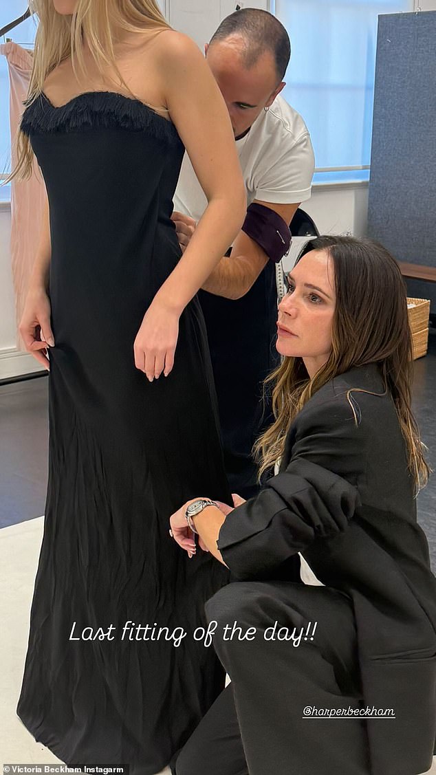 Victoria je prvi put na Instagram priči o njezinoj nadolazećoj londonskoj emisiji moda označila službeni račun svoje kćeri, prvi put na Instagram priči o tome