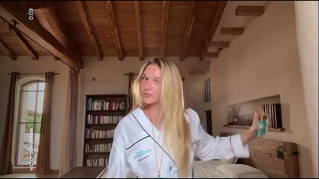 Harper nije dopušteno da ima vlastiti račun na društvenim mrežama, iako se snažno predstavio na obiteljskim Instagram računima (na slici u videu na Victoria's Instagramu)