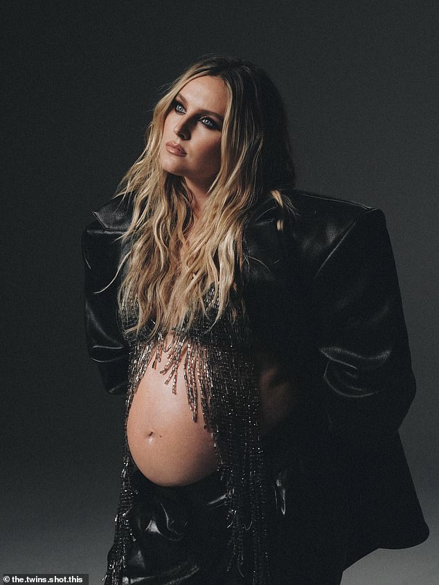 Perrie (32) izgledao je izvanredno zbog grube pucnjave, noseći vrlo preveliki blejzer s podstavljenim ramenima