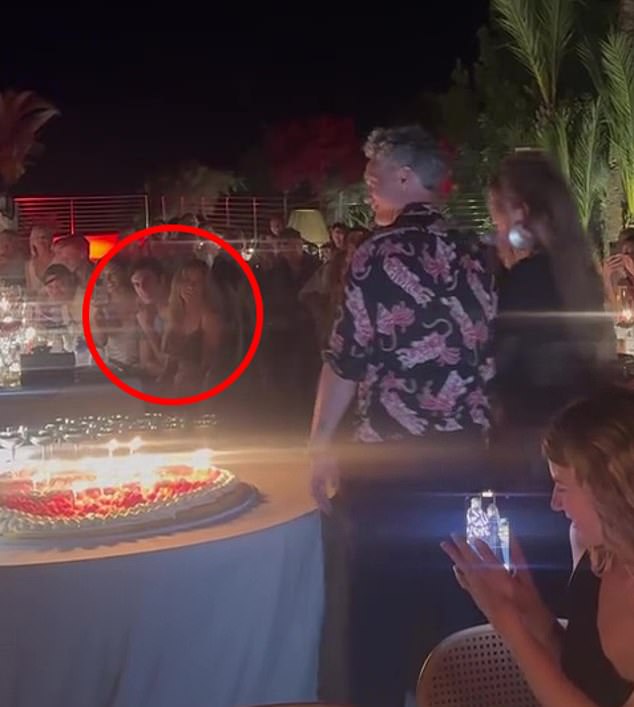 Borat Star Sacha (53) primijećena je s 27-godišnjom manekenkom Hannah Palmer koju je upoznala na filmskoj redateljici Taika Waititi na 50. rođendanskoj zabavi u Iibizi prošlog mjeseca