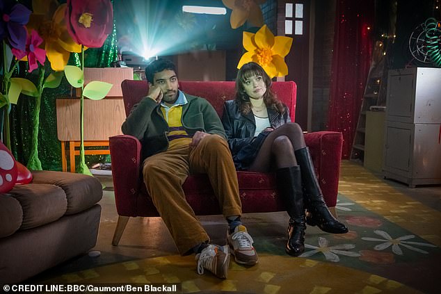 Emisija prati Evie koja ima filmski klub sa svojim prijateljicom Noa (Nabhaan Rizwan) i izlazi majčinu garažu u svemu što trenutni film poziva