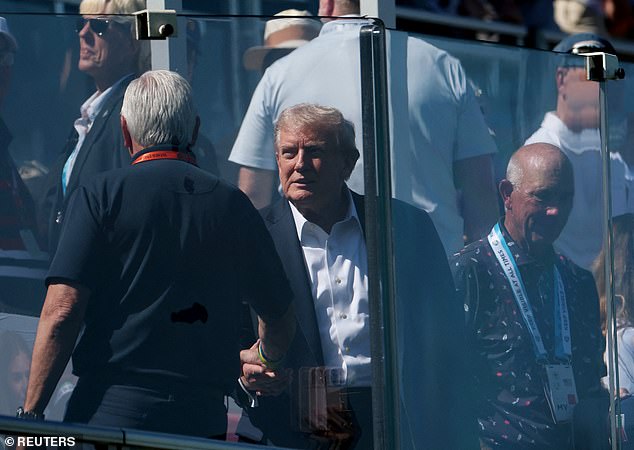 Trump je zauzeo svoje mjesto u kutiji zbrke stakla usred vala sigurnosnih strahova na tom događaju