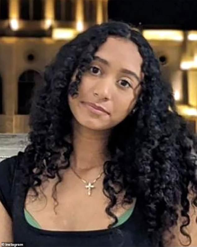 Posmrtni ostaci, kasnije identificirani kao 15-godišnja Celeste Rivas, pronađeni su napunjeni u vrećici u prednjem prtljažniku automobila na hollywoodskom parcelu 8. rujna