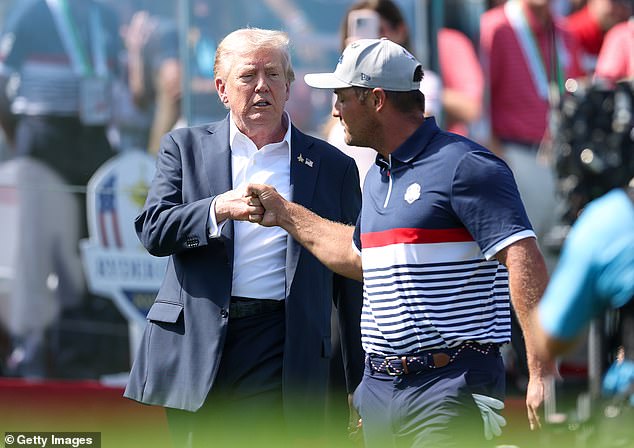 Trumpova šaka udara DeChambeau dok se Amerikanac priprema za svoj Fourball meč
