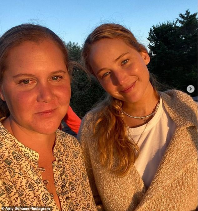 Lawrenceove komentare obožavatelji su na internetu razbili nakon što je ranije pohvalila svoju prijateljicu, glumicu i komičara Amy Schumer, zbog odlučivanja da govori u znak podrške Izraelu usred sukoba - na slici zajedno 2021