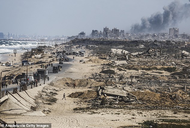 Dim se diže iz tekućih udara kao Palestinci, noseći njihove stvari vozilom ili na leđima, nastavljaju bježati prema južnoj Gazi putem Al-Rashid Streeta nakon što su 26. rujna pojačali izraelske napade i naredbe na prisilnoj evakuaciji u gradu Gaze 26. rujna