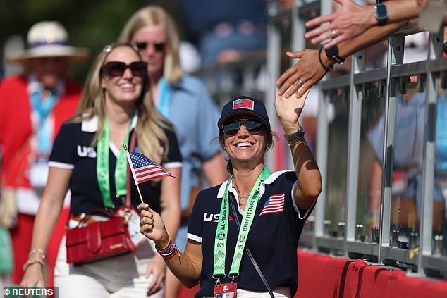Američki wags (viđen ovdje, Meredith Scheffler) koordinirali su svoje odjeće kako bi ih podržali