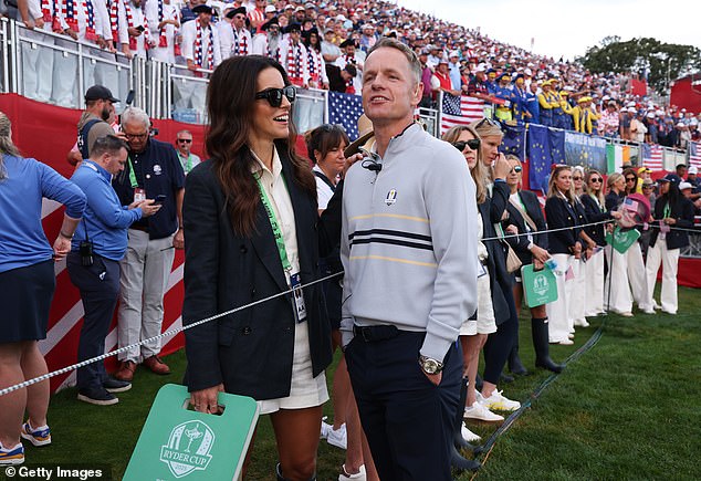 Luke Donald stoji pored svoje supruge Diane dok gledaju jutarnju četverokutnu akciju