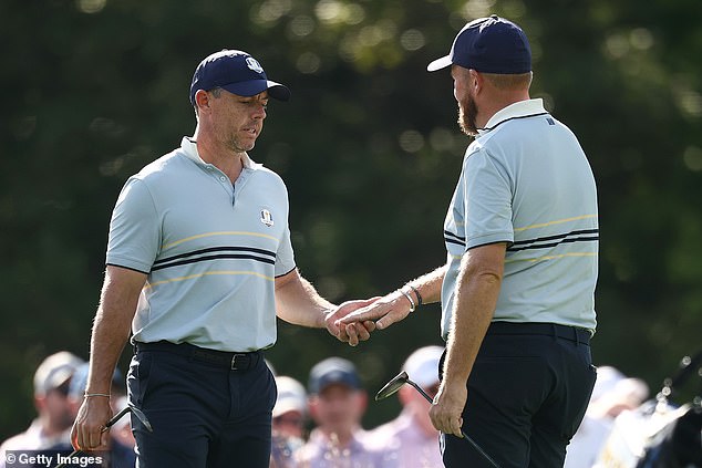 McIlroy i Shane Lowry (R) bili su gadali burna gužva tijekom cijele njihove utakmice
