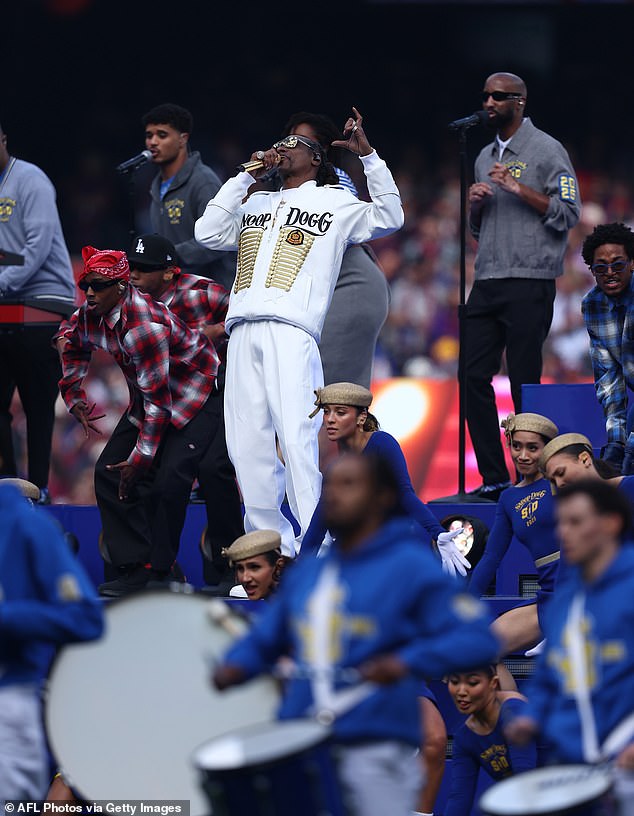 Odjeven u svjež bijeli tracksuit koji nosi njegovo ime, Snoop je započeo postupak sa svojom suradnjom iz 1999. godine s dr. Dreom, sljedećom epizodom