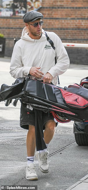 U međuvremenu, domaćin Freddie, čije je pravo ime Andrew Flintoff (47) viđen kako nosi golf klubove dok je stigao na snimanje na snimanje