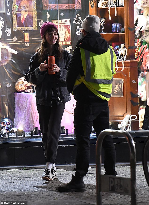 Lily je primijećena kako razgovara s filmskom ekipom između njih dok je držala narančastu bocu