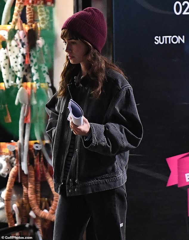 Lily se pridružuje kapetanu Marvel zvijezdi Brie Larson, Jacku Quaidu iz Igara gladi i Henryjem Goldingom iz ludih bogataša Azijaca, u novoj komediji za koju je viđena snimanje