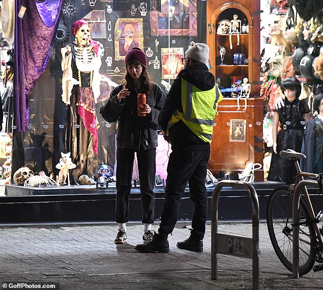 Glumica se zaustavila na razgovoru s članom osoblja koji je nosio jaknu hi-vis ispred trgovine Fancy Dress u blizini mjesta gdje je snimljena scena