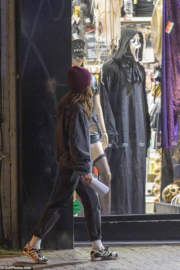 Činilo se da je Lilyna pažnja privučena nekim sablasnim kostimima u trgovini Fancy Dress