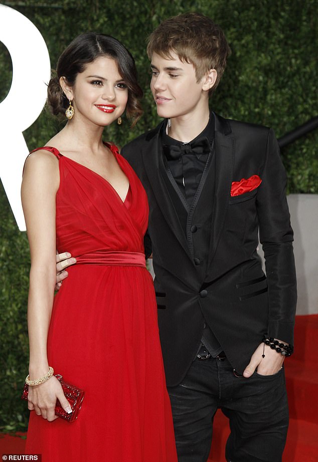 Justin i Selena prvi su put započeli druženje 2010. godine, a bili su uključeni i isključeni godinama do ožujka 2018., kada su se zauvijek razdvojili. Vidjeli su se 2011. godine
