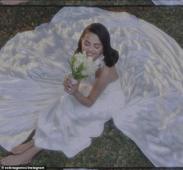 Gomez je također pozirao dok je sjedio sam na travi, blistajući od iščekivanja svojih bračnih osoba dok je držala svoj mladenki