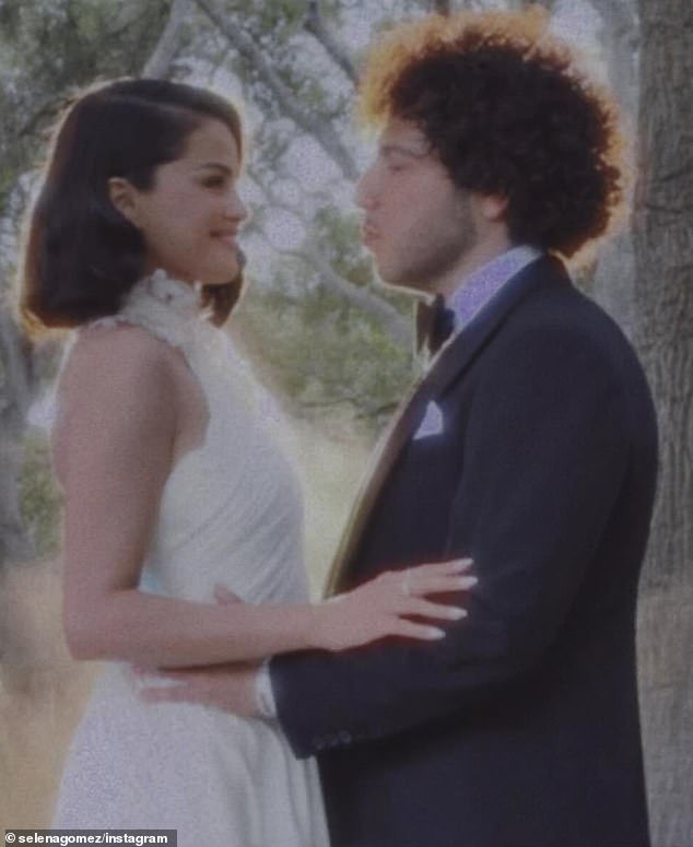 Gomez je u subotu objavio apartman romantičnih fotografija s glazbenim producentom Bennyjem Blancoom dok je ponudila pogled na njihov vikend za vjenčanje