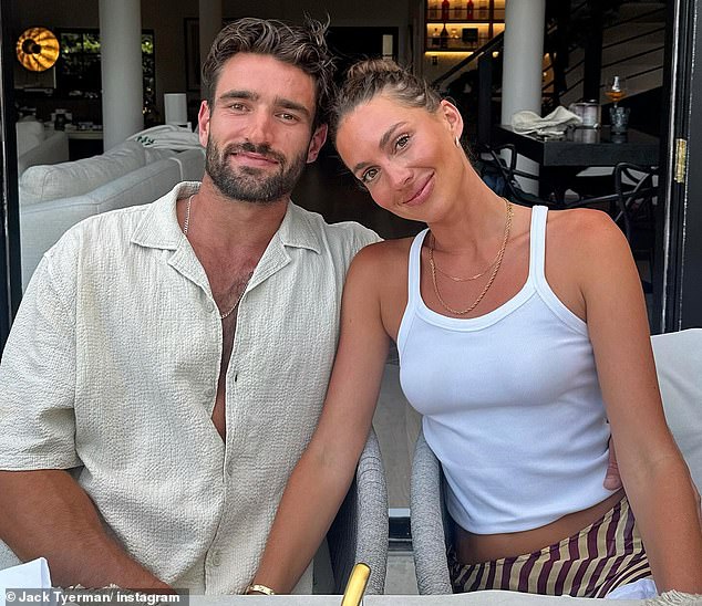 31-godišnji Tradie podijelio je uzbudljive vijesti na Instagramu u nedjelju, zajedno sa slatkim fotografijama sa svojim damama