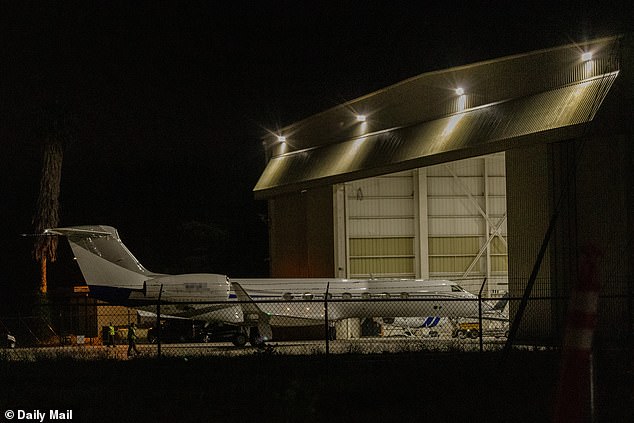 Swift je bio napunjen na avionu u tajnosti u hangaru