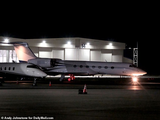 Brzi izlaz pjevača Megastar -a znači da će se vratiti u Kansas City na vrijeme za nedjeljni sud za zaručnice Travisa Kelcea protiv Baltimore Ravensa