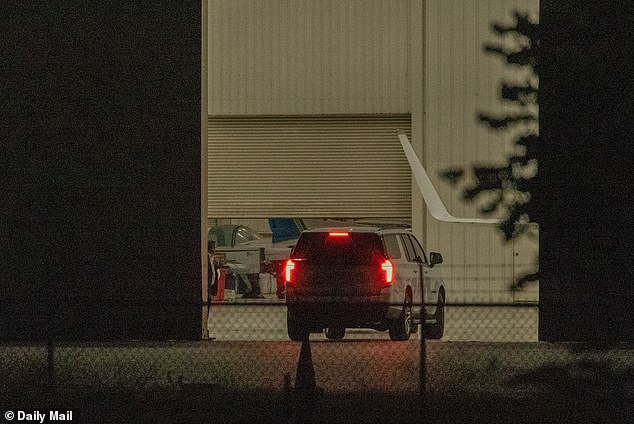 Swiftov konvoj vidi se kako ulazi u hangar