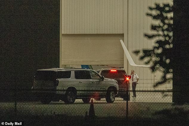 Swift je ranije viđen kako dolazi na večeru na probi u petak u motocidini s tri automobila, zrcalivši njezinu metodu prijevoza do zračne luke u subotu navečer