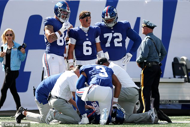 Rookie napadač Jaxson Dart izgledao je zapanjeno, dok je Russell Wilson kleknuo u molitvi