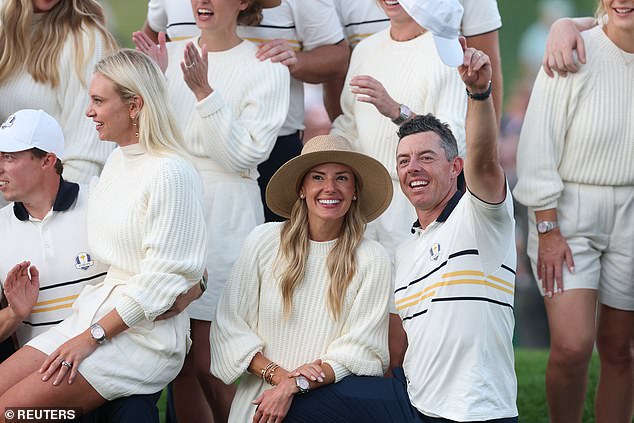 McIlroy je također proslavio trijumf sa suprugom Erica, koja je u subotu ostala u suzama nakon što ga je pogodila piće koje je bacala domaća publika