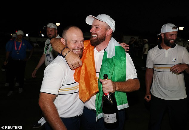 Lowry je dobio pola boda da zadrži Ryder Cup, prije nego što je Tyrrell Hatton (lijevo) zapečatio pobjedu