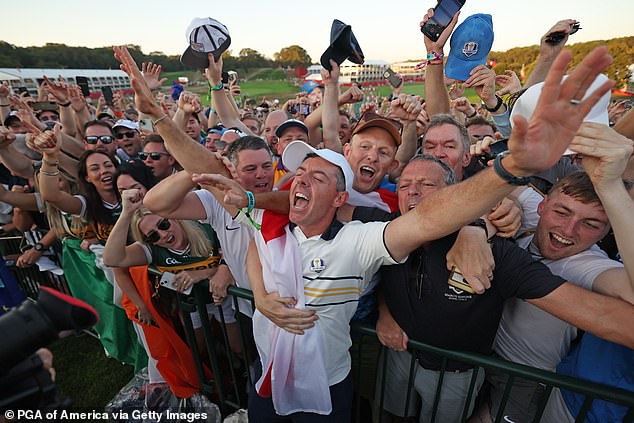 McIlroy slavi s europskim navijačima nakon što je osvojio Ryder Cup na američkom tlu
