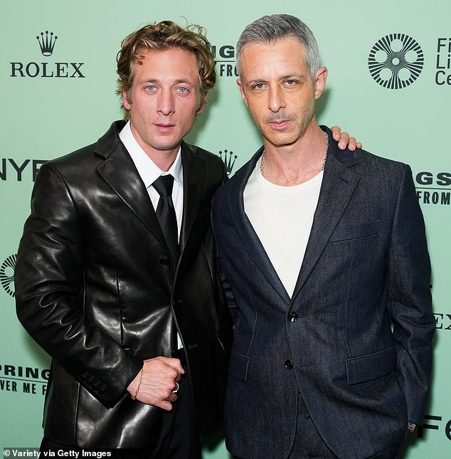 Film je režirao Scott Cooper, a također sadrži zvijezdu sukcesije Jeremy Strong (na slici White) kao Springsteenov dugogodišnji menadžer i koproducent Jon Landau